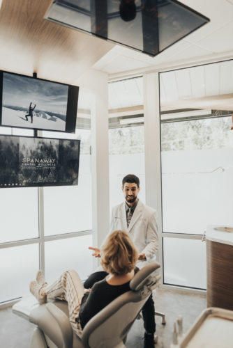 Dr. Perlman discusses TMJ dysfunction with a blonde patient at Elevate Smile Design